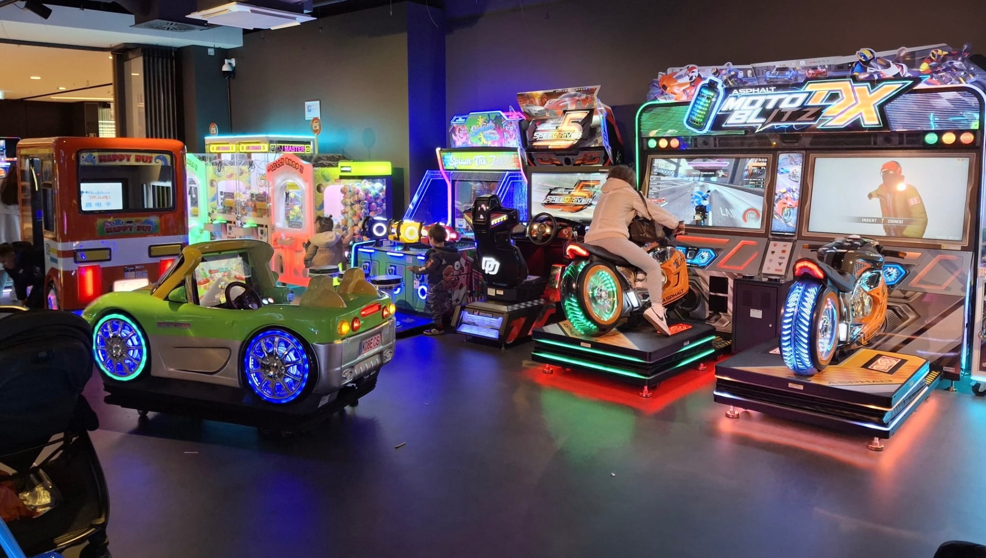 ActionZone Spielfläche mit Simulatoren, Renn- und Motorrad-Automaten