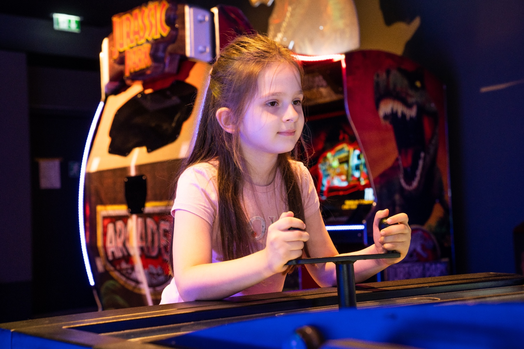 Kind spielt am Jurassic-Park-Arcade-Automaten