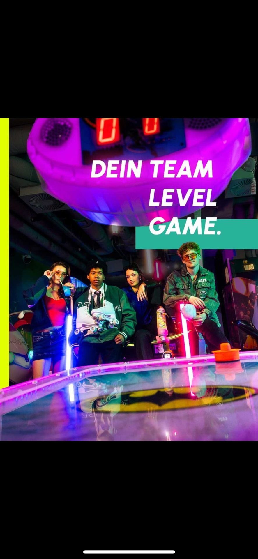 Vier Freunde beim Team-Level-Game unter Neon-Licht in der ActionZone